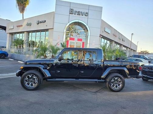 2026 Jeep Gladiator Sahara 4x4