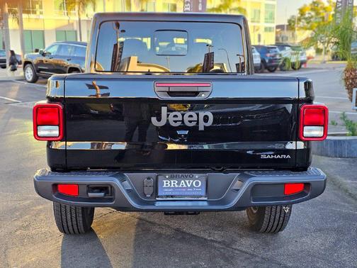 Black Clearcoat 2026 Jeep Gladiator Sahara 4x4