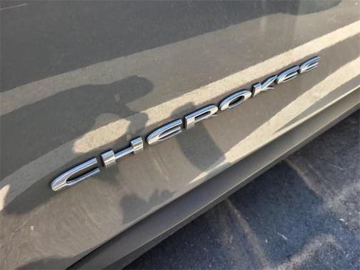 Photo 5 of 16 of 2020 Jeep Cherokee Latitude Plus