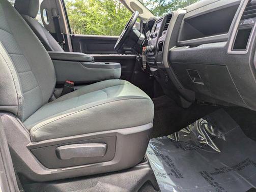 2017 RAM 2500 Tradesman Crew Cab 4x4 6'4' Box