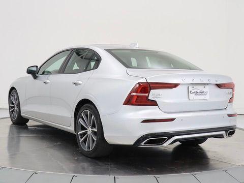 Bright Silver Metallic 2022 Volvo S60 T5 Momentum