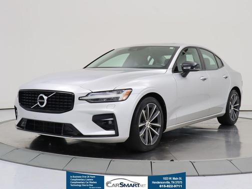 Bright Silver Metallic 2022 Volvo S60 T5 Momentum