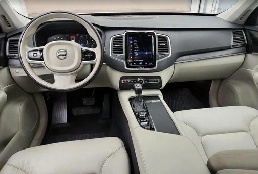2020 Volvo XC90 T6 Momentum