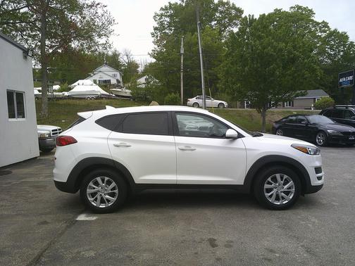 White 2019 Hyundai TUCSON SE