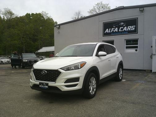White 2019 Hyundai TUCSON SE