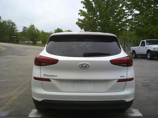 White 2019 Hyundai TUCSON SE