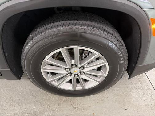 Silver Sage Metallic 2023 Chevrolet Traverse LT Cloth