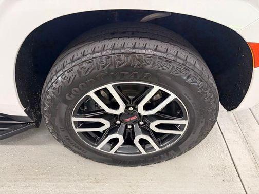 White Frost Tricoat 2024 GMC Yukon 4WD AT4