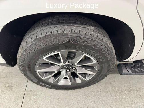 Iridescent Pearl Tricoat 2024 Chevrolet Tahoe 4WD Z71
