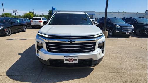 Iridescent Pearl Tricoat 2025 Chevrolet Traverse LT