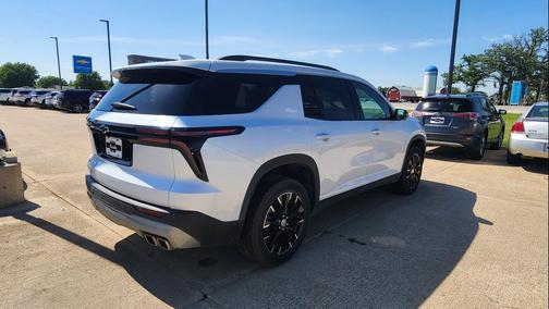 Iridescent Pearl Tricoat 2025 Chevrolet Traverse LT