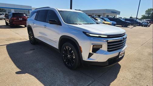 Iridescent Pearl Tricoat 2025 Chevrolet Traverse LT