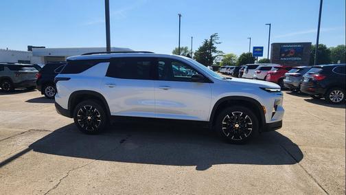 Iridescent Pearl Tricoat 2025 Chevrolet Traverse LT