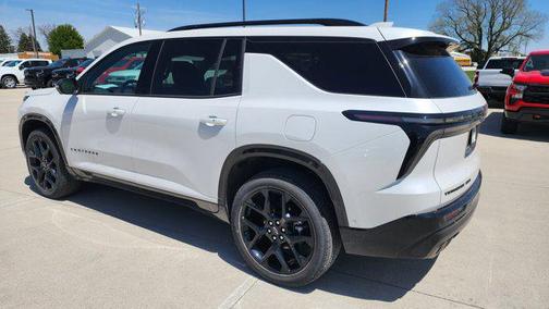Iridescent Pearl Tricoat 2024 Chevrolet Traverse RS