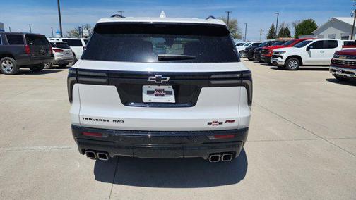 Iridescent Pearl Tricoat 2024 Chevrolet Traverse RS