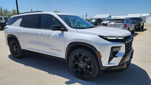Iridescent Pearl Tricoat 2024 Chevrolet Traverse RS