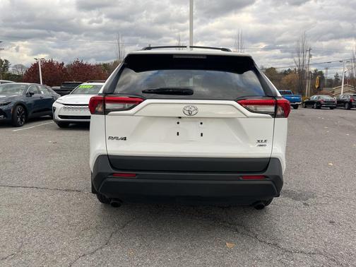 2022 Toyota RAV4 XLE
