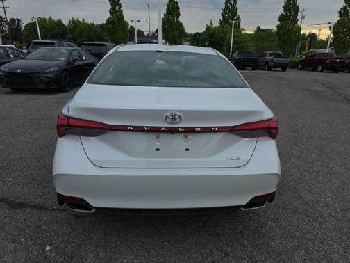 Wind Chill Pearl 2020 Toyota Avalon XLE