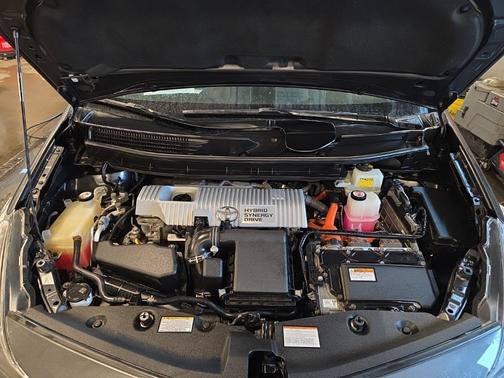 2017 Toyota Prius v Five