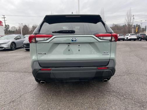2022 Toyota RAV4 Hybrid XLE