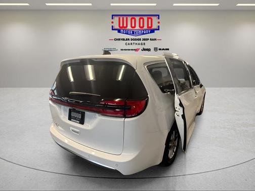 PW7 2027 Chrysler Pacifica SELECT