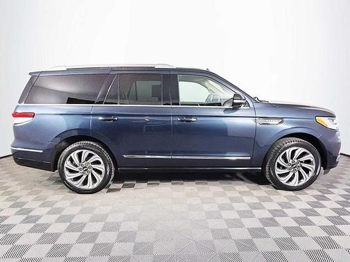 Flight Blue Metallic Clearcoat 2022 Lincoln Navigator Reserve