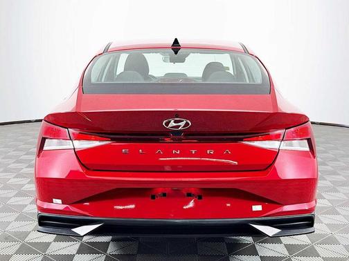2022 Hyundai ELANTRA SE