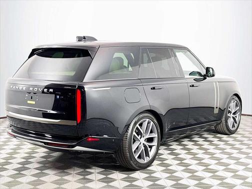2025 Land Rover Range Rover P550e SE