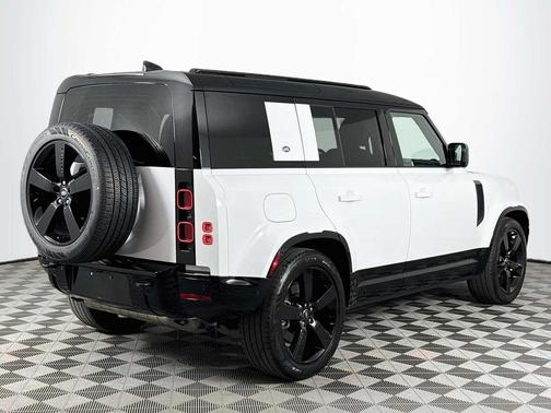 Fuji White 2024 Land Rover Defender 110 P400 X-Dynamic SE