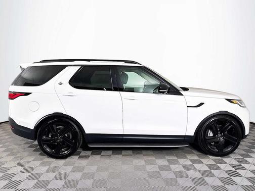 Fuji White 2025 Land Rover Discovery P300 S