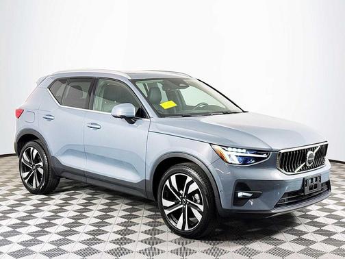 2023 Volvo XC40 B4 Plus Bright Theme