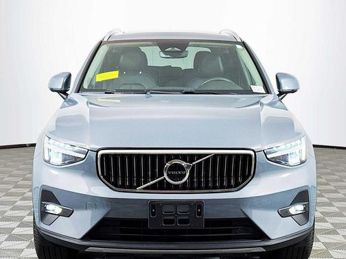 2023 Volvo XC40 B4 Plus Bright Theme