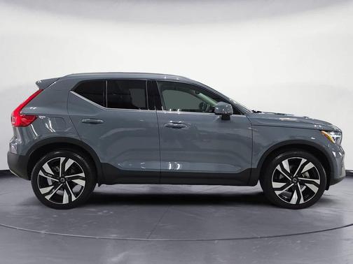 2023 Volvo XC40 B4 FWD Plus Bright