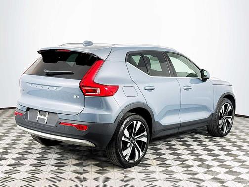 2023 Volvo XC40 B4 Plus Bright Theme
