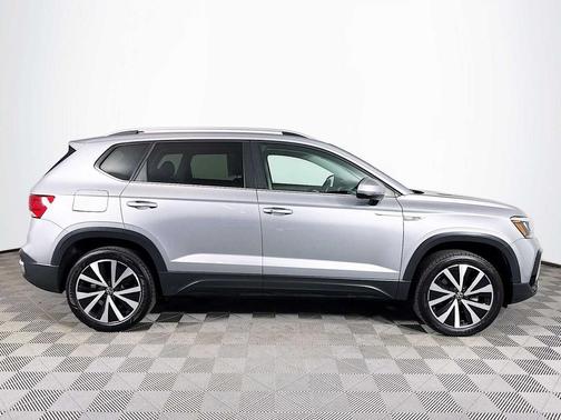 Pyrite Silver 2024 Volkswagen Taos 1.5T SE