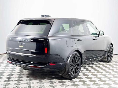 Santorini Black 2026 Land Rover Range Rover P550e SE