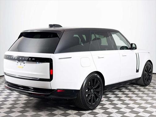 2025 Land Rover Range Rover P550e SE