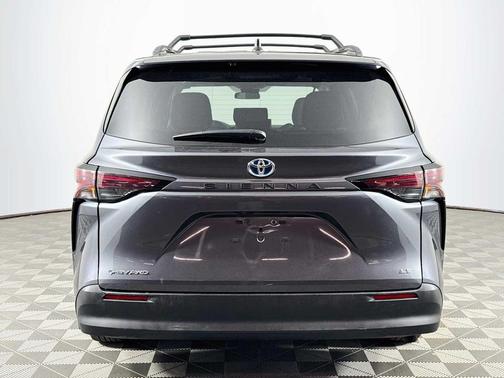 Magnetic Gray Metallic 2025 Toyota Sienna LE