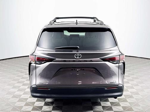 2024 Toyota Sienna LE