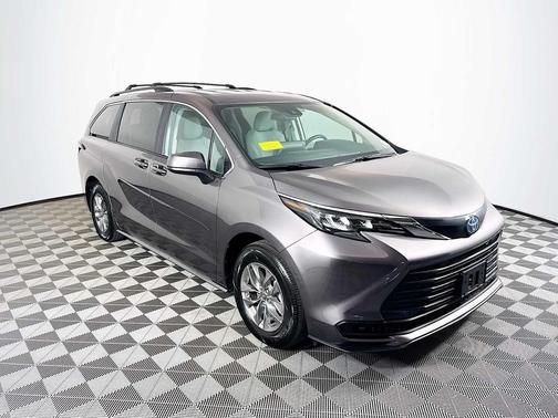 2024 Toyota Sienna LE