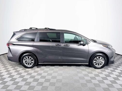 2024 Toyota Sienna LE