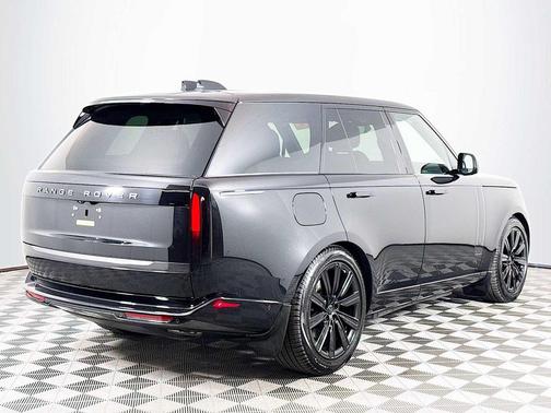 Santorini Black 2026 Land Rover Range Rover P550e SE
