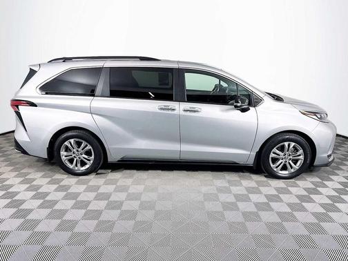 2023 Toyota Sienna XSE 7 Passenger