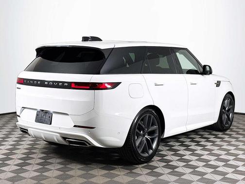 Fuji White 2026 Land Rover Range Rover Sport SE
