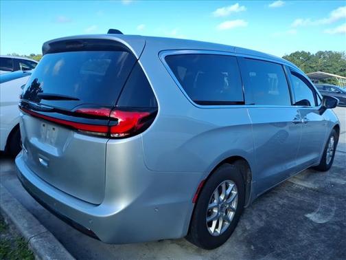 2023 Chrysler Pacifica Touring-L