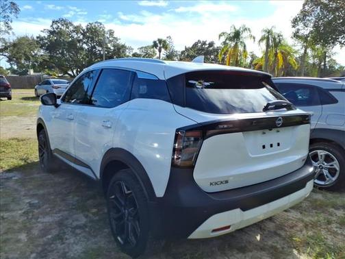 2025 Nissan Kicks SR