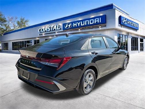 Black 2026 Hyundai ELANTRA SE