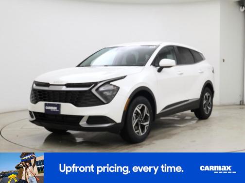 White 2023 Kia Sportage LX