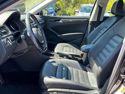 2017 Volkswagen Passat 1.8T SEL Premium