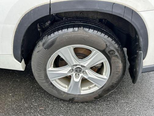 White 2023 Toyota Highlander Hybrid LE